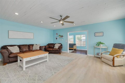 House in Palm Harbor, Florida 4 bedrooms, 188.78 sq.m. № 1674037 - photo 12