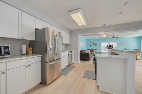 House in Palm Harbor, Florida 4 bedrooms, 188.78 sq.m. № 1674037 - photo 7