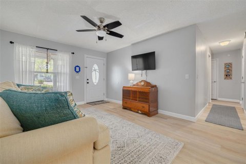 House in Palm Harbor, Florida 4 bedrooms, 188.78 sq.m. № 1674037 - photo 6