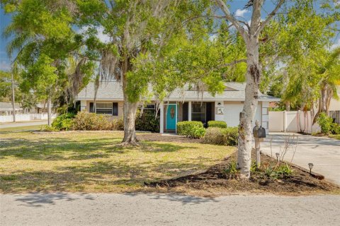 House in Palm Harbor, Florida 4 bedrooms, 188.78 sq.m. № 1674037 - photo 2