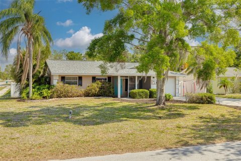 House in Palm Harbor, Florida 4 bedrooms, 188.78 sq.m. № 1674037 - photo 1