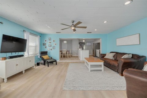 House in Palm Harbor, Florida 4 bedrooms, 188.78 sq.m. № 1674037 - photo 11