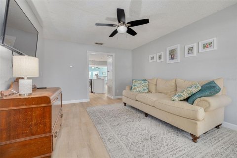 House in Palm Harbor, Florida 4 bedrooms, 188.78 sq.m. № 1674037 - photo 5