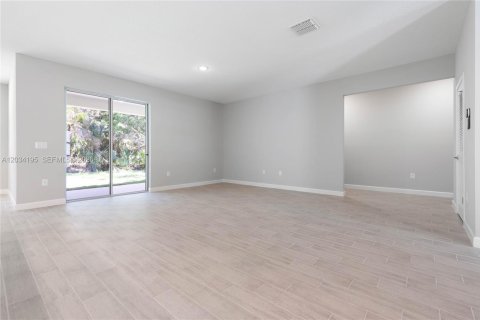 House in Palm Bay, Florida 4 bedrooms, 214.23 sq.m. № 2266189 - photo 13