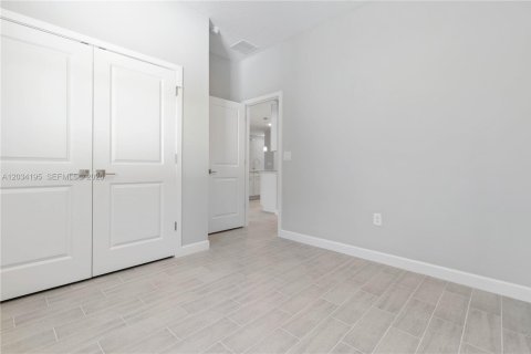 House in Palm Bay, Florida 4 bedrooms, 214.23 sq.m. № 2266189 - photo 16