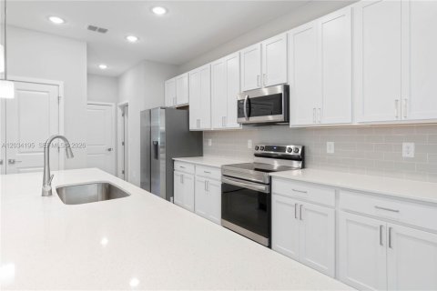 House in Palm Bay, Florida 4 bedrooms, 214.23 sq.m. № 2266189 - photo 10