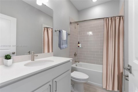 House in Palm Bay, Florida 4 bedrooms, 214.23 sq.m. № 2266189 - photo 22
