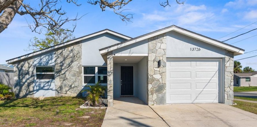 House in Hudson, Florida 2 bedrooms, 121.79 sq.m. № 2105134