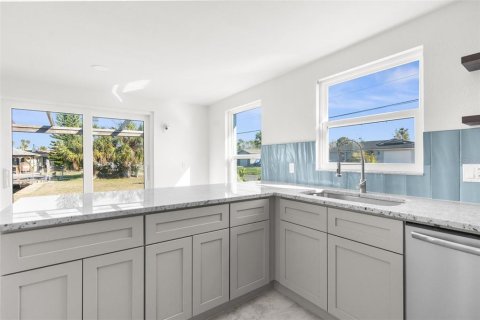 House in Hudson, Florida 2 bedrooms, 121.79 sq.m. № 2105134 - photo 6