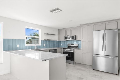 House in Hudson, Florida 2 bedrooms, 121.79 sq.m. № 2105134 - photo 2