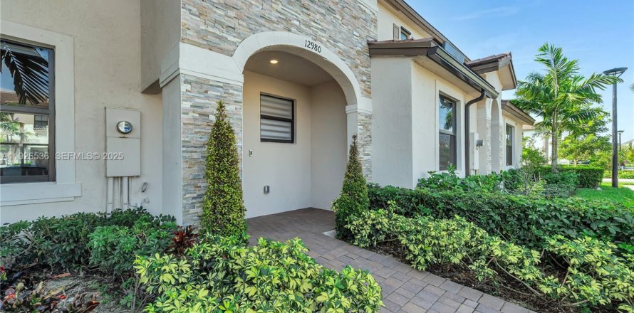Adosado en Homestead, Florida 3 dormitorios, 137.77 m2 № 2079054