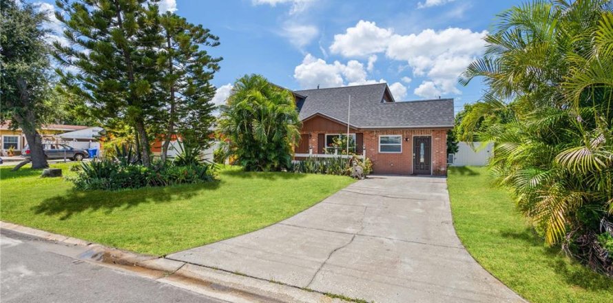 Villa ou maison à Tampa, Floride 5 chambres, 175.03 m2 № 1876554