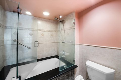 Condo in Fort Lauderdale, Florida, 1 bedroom  № 1868287 - photo 30