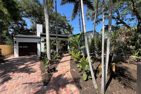 House in Miami, Florida 4 bedrooms, 141.12 sq.m. № 1982003 - photo 10