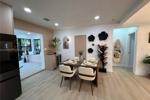 House in Miami, Florida 4 bedrooms, 141.12 sq.m. № 1982003 - photo 8