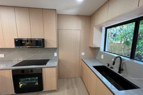 House in Miami, Florida 4 bedrooms, 141.12 sq.m. № 1982003 - photo 7