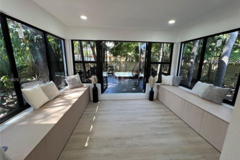 House in Miami, Florida 4 bedrooms, 141.12 sq.m. № 1982003 - photo 18