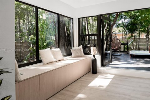 House in Miami, Florida 4 bedrooms, 141.12 sq.m. № 1982003 - photo 19