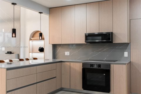 House in Miami, Florida 4 bedrooms, 141.12 sq.m. № 1982003 - photo 5