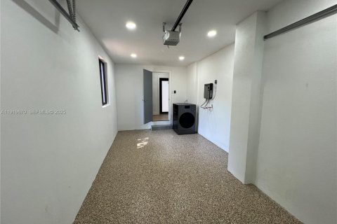 House in Miami, Florida 4 bedrooms, 141.12 sq.m. № 1982003 - photo 26