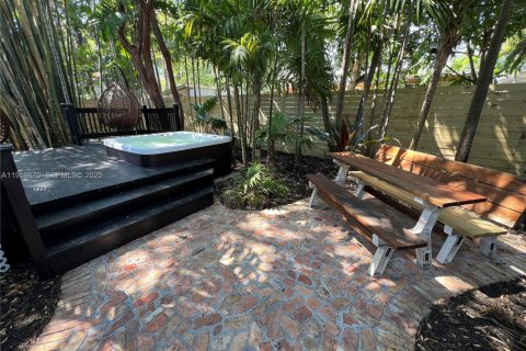 House in Miami, Florida 4 bedrooms, 141.12 sq.m. № 1982003 - photo 14