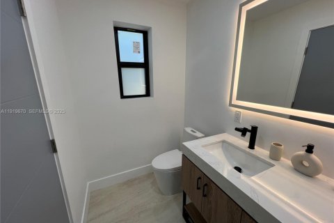 House in Miami, Florida 4 bedrooms, 141.12 sq.m. № 1982003 - photo 21