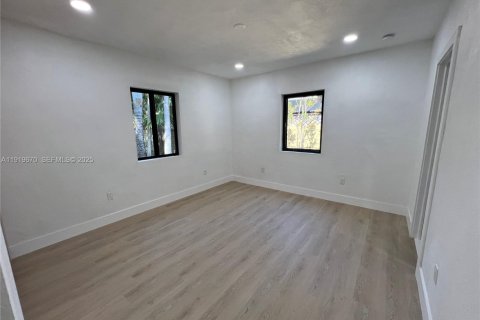 House in Miami, Florida 4 bedrooms, 141.12 sq.m. № 1982003 - photo 24