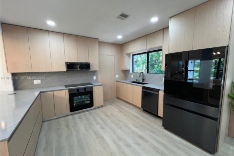 House in Miami, Florida 4 bedrooms, 141.12 sq.m. № 1982003 - photo 11