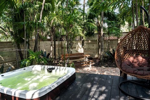House in Miami, Florida 4 bedrooms, 141.12 sq.m. № 1982003 - photo 30