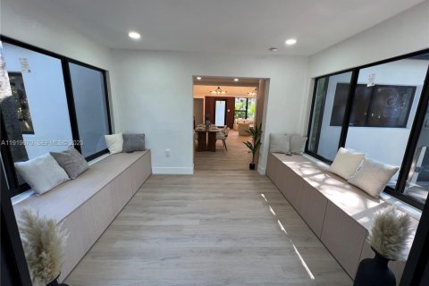House in Miami, Florida 4 bedrooms, 141.12 sq.m. № 1982003 - photo 17