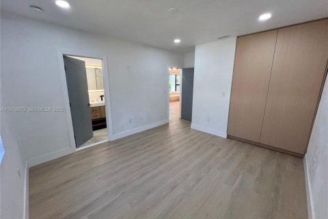 House in Miami, Florida 4 bedrooms, 141.12 sq.m. № 1982003 - photo 23