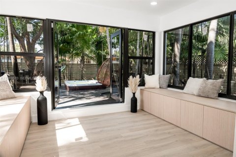 House in Miami, Florida 4 bedrooms, 141.12 sq.m. № 1982003 - photo 20