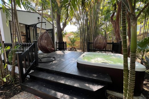 House in Miami, Florida 4 bedrooms, 141.12 sq.m. № 1982003 - photo 12