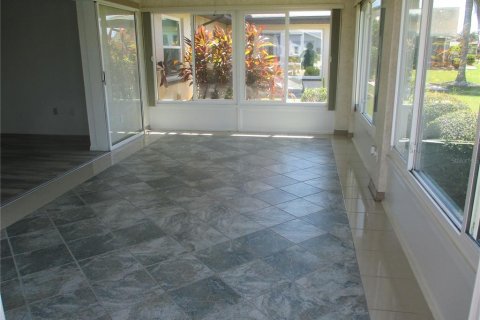 Villa ou maison à louer à Sun City Center, Floride: 2 chambres, 163.14 m2 № 2388627 - photo 5