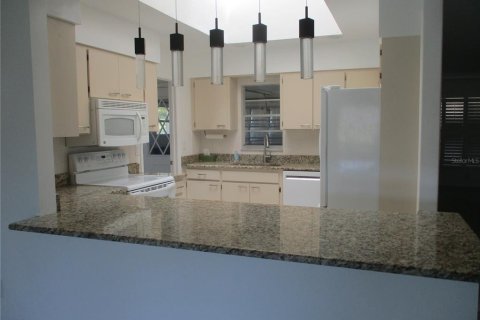 Villa ou maison à louer à Sun City Center, Floride: 2 chambres, 163.14 m2 № 2388627 - photo 10