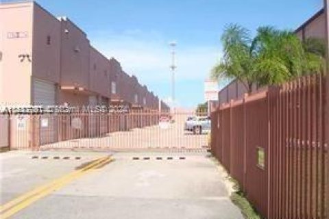 Propiedad comercial en alquiler en Miami, Florida № 1178522 - foto 1