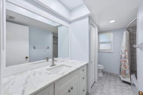 House in Sarasota, Florida 3 bedrooms, 197.42 sq.m. № 2421755 - photo 13