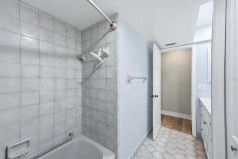 House in Sarasota, Florida 3 bedrooms, 197.42 sq.m. № 2421755 - photo 9