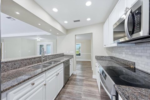 House in Sarasota, Florida 3 bedrooms, 197.42 sq.m. № 2421755 - photo 18