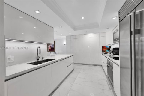 Купить кондоминиум в Бэл-Харбор, Флорида 2 спальни, 187.48м2, № 2057556 - фото 13