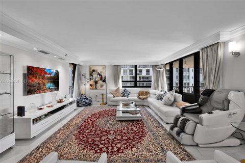 Купить кондоминиум в Бэл-Харбор, Флорида 2 спальни, 187.48м2, № 2057556 - фото 3