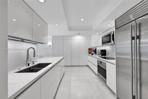 Купить кондоминиум в Бэл-Харбор, Флорида 2 спальни, 187.48м2, № 2057556 - фото 12