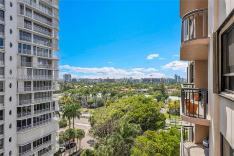 Купить кондоминиум в Бэл-Харбор, Флорида 2 спальни, 187.48м2, № 2057556 - фото 24