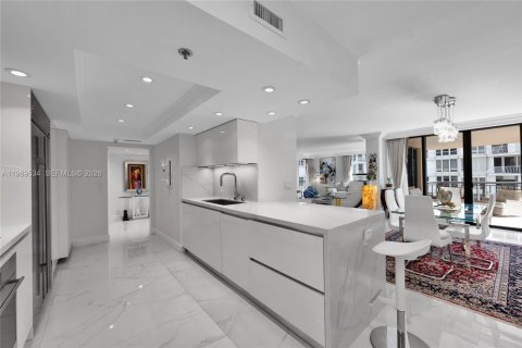 Купить кондоминиум в Бэл-Харбор, Флорида 2 спальни, 187.48м2, № 2057556 - фото 11