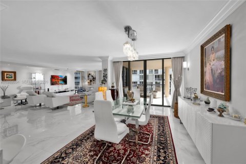 Купить кондоминиум в Бэл-Харбор, Флорида 2 спальни, 187.48м2, № 2057556 - фото 17