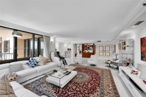 Купить кондоминиум в Бэл-Харбор, Флорида 2 спальни, 187.48м2, № 2057556 - фото 9