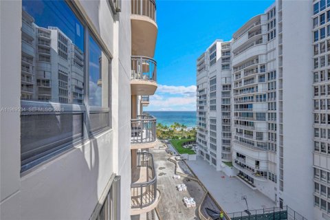 Купить кондоминиум в Бэл-Харбор, Флорида 2 спальни, 187.48м2, № 2057556 - фото 26