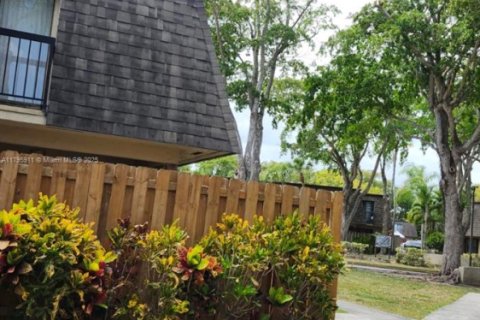 Copropriété à louer à Miami, Floride: 3 chambres, 135.82 m2 № 1983403 - photo 2