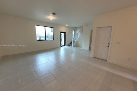 Touwnhouse à louer à Doral, Floride: 3 chambres, 149.02 m2 № 2051430 - photo 4
