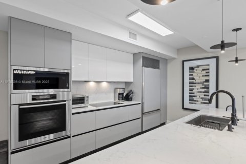 Copropriété à vendre à Sunny Isles Beach, Floride: 2 chambres, 175.21 m2 № 1779140 - photo 17
